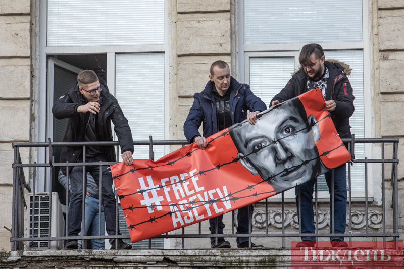 Станіслав Асєєв зняв плакат «free Aseyev» з балкона редакції «Українського тижня»