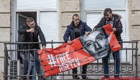 Станіслав Асєєв зняв плакат &laquo;free Aseyev&raquo; з балкона редакції &laquo;Українського тижня&raquo;