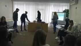 У Вінниці невідомі зірвали тренінг для журналістів щодо ЛГБТ-тематики: облили олією, засипали пір'ям
