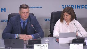 Уляна Фещук і Сергій Костинський дізналися про своє звільнення з Нацради перед засіданням регулятора