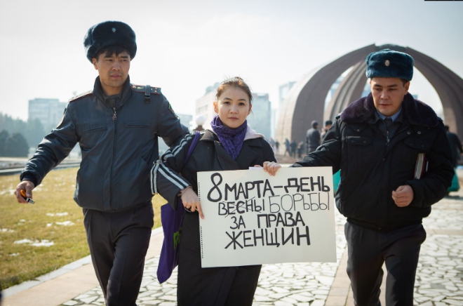 У Киргизстані на Марші за права жінок затримали учасниць та журналістів