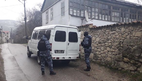 У Криму окупанти прийшли з обшуками до ведучого ATR та громадських журналістів