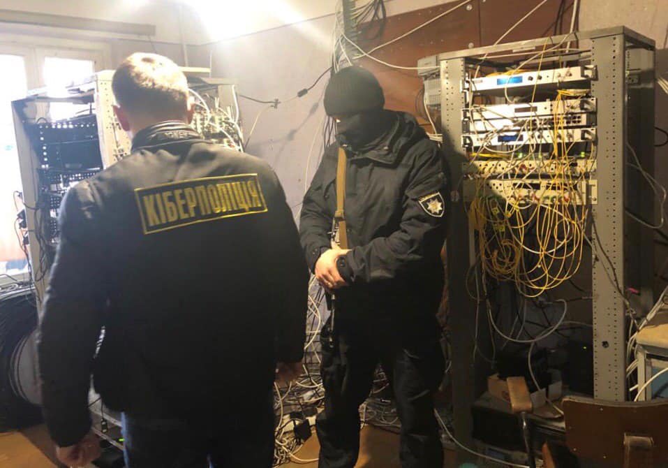 Кіберполіція викрила компанії, які незаконно транслювали українські телеканали у трьох областях
