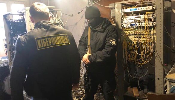 Кіберполіція викрила компанії, які незаконно транслювали українські телеканали у трьох областях