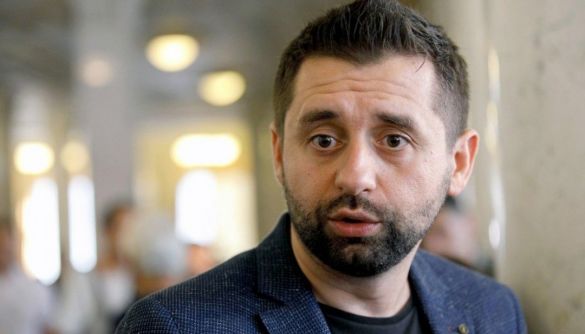 Як команда Зеленського боролася з Порошенком, а принизила медиків