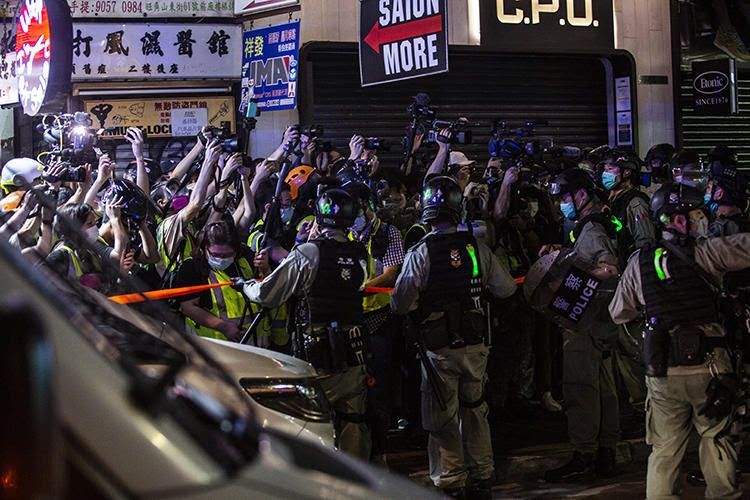 Поліція Гонконга під час протестів застосувала перцевий спрей проти журналістів, двох репортерів затримали