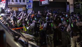 Поліція Гонконга під час протестів застосувала перцевий спрей проти журналістів, двох репортерів затримали