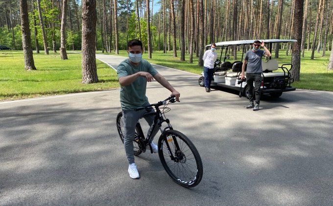Зеленський покатався із журналістами на велосипедах та назвав Авакова «потужним міністром»