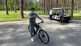 Зеленський покатався із журналістами на велосипедах та назвав Авакова «потужним міністром»