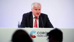 Голова МВС Німеччини хоче подати скаргу на журналістку, яка висміяла поліцію в своїй колонці