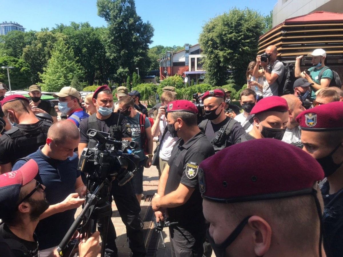 Під судом у справі Стерненка виникла суперечка між активістами і знімальною групою ZIK