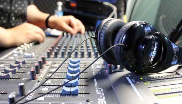 Прокрутите эту рекламу на радио, или Как FM пережил кризис