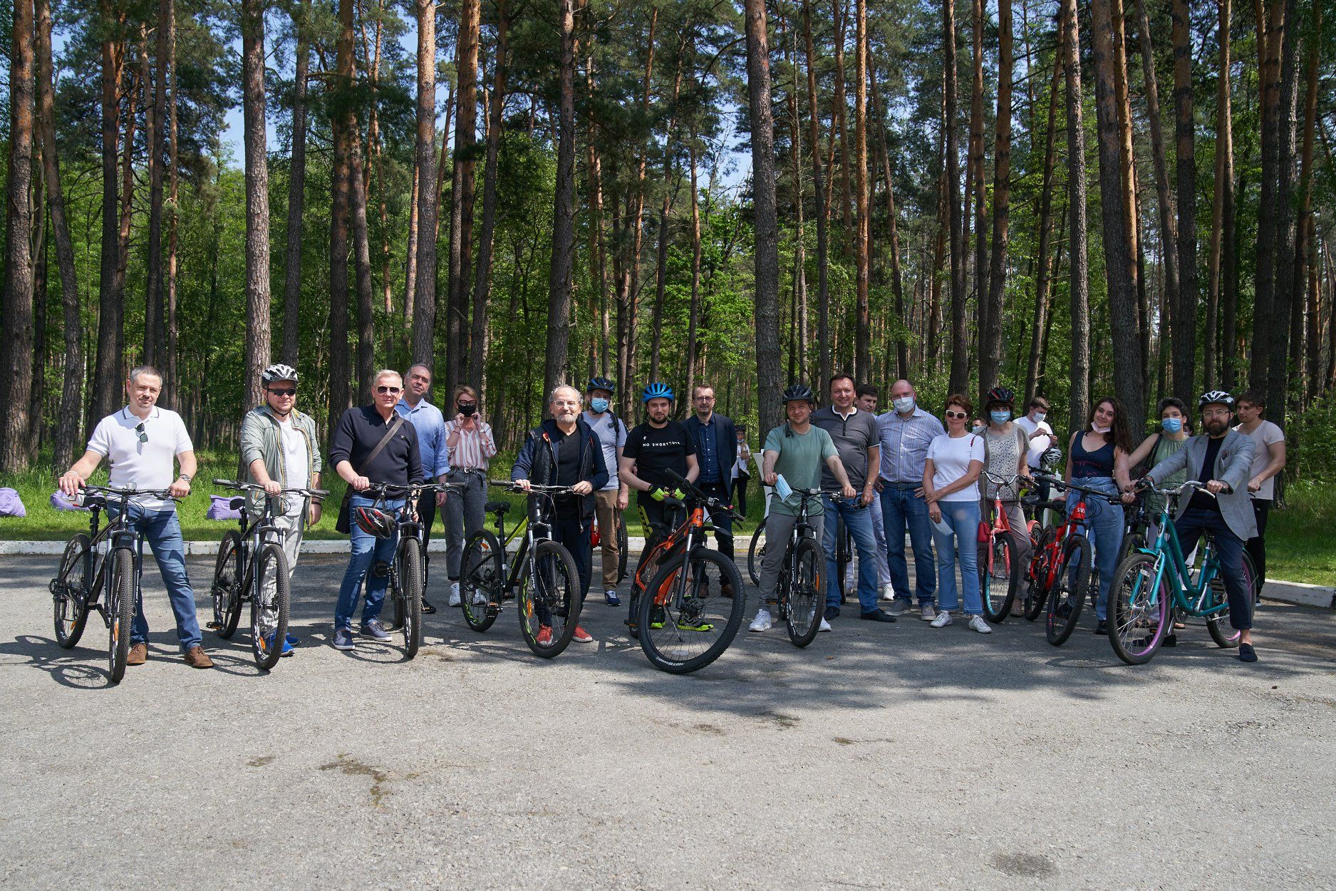 На прогулянку Зеленського з журналістами на велосипедах витратили понад 40 тис. грн