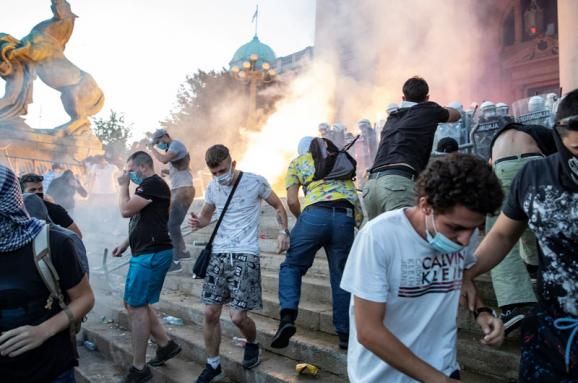 Проросійські ЗМІ поширюють фейки про причетність України до протестів у Сербії - посольство