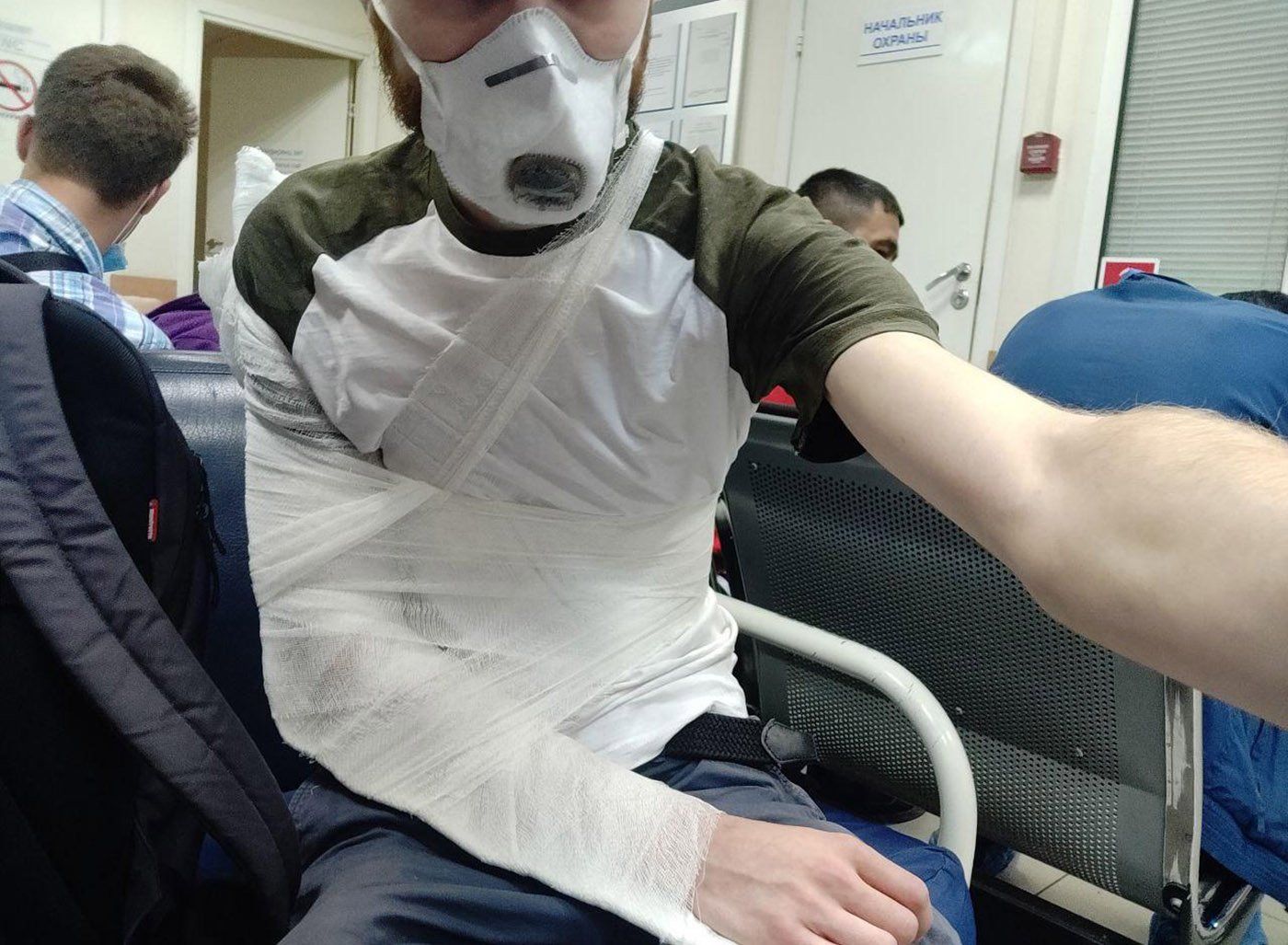 У Росії оштрафували журналіста, якому на виборчий дільниці зламав руку поліцейський