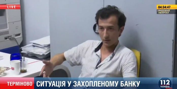 Журналісти каналів Медведчука пройшли в захоплене відділення банку та знімали розмову з «терористом»