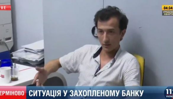 До захопленого банку правоохоронці пустили журналістів двох телеканалів