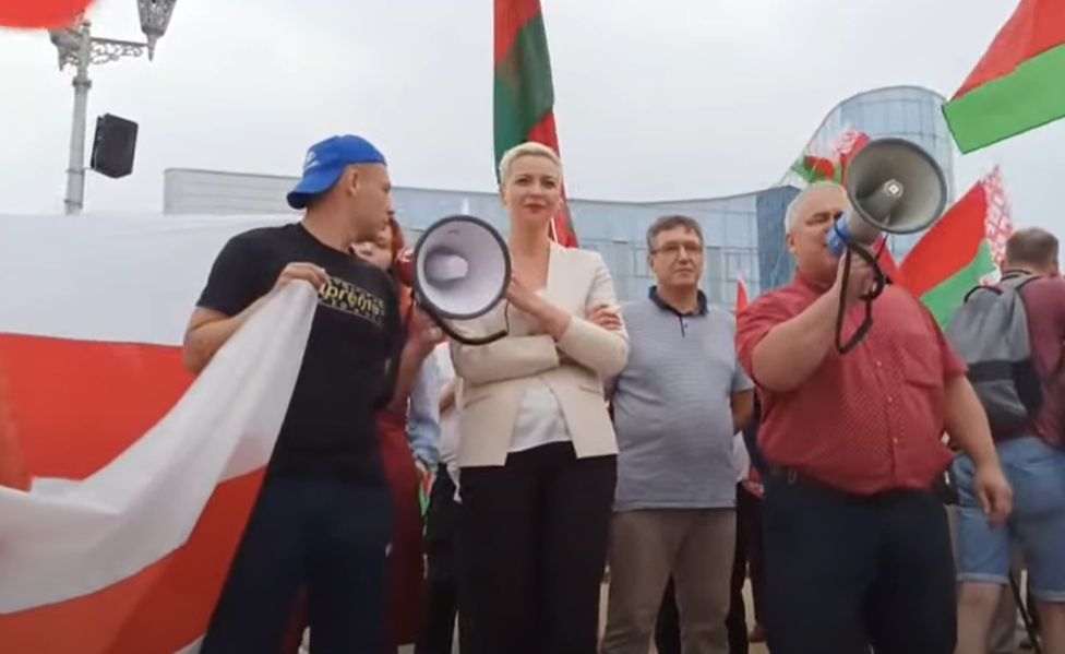 «Білорусь 1» змонтував сюжет, в якому натовп нібито проганяв опозицію. Хоча проганяли Лукашенка