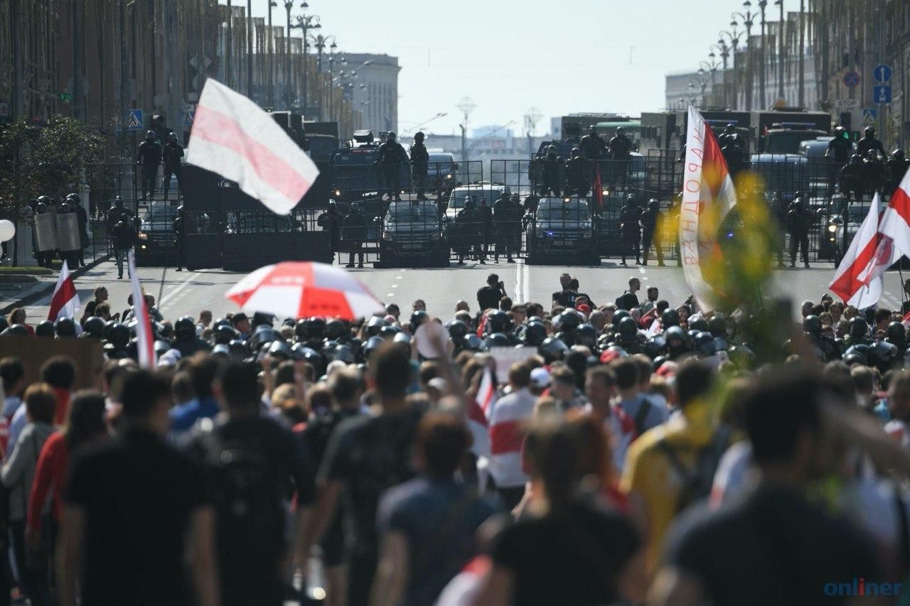 У Мінську вимкнули інтернет. Десятки тисяч людей у місті вийшли на «Марш миру та незалежності»