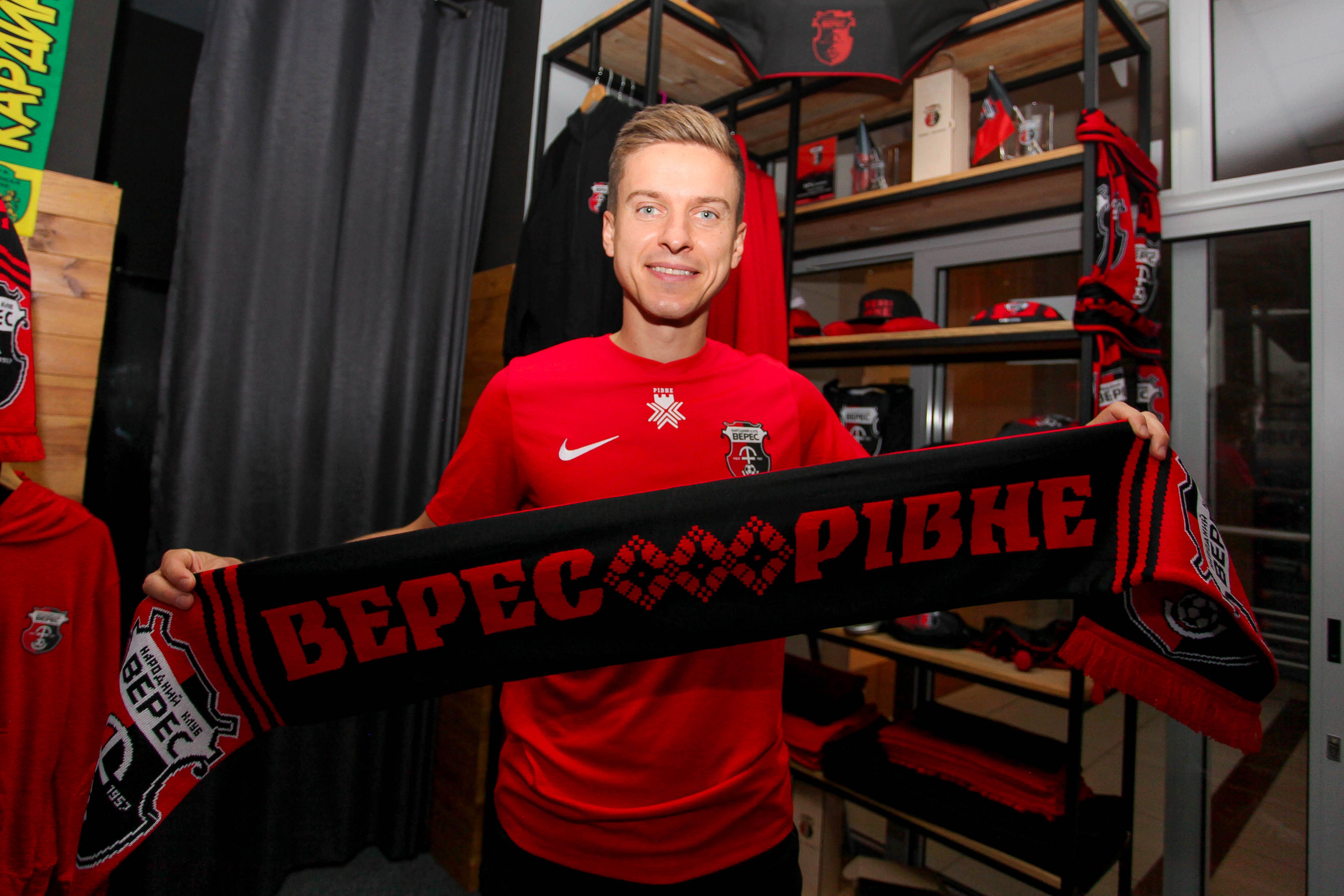 Спортивний журналіст Дмитро Поворознюк розпочав кар'єру професійного футболіста