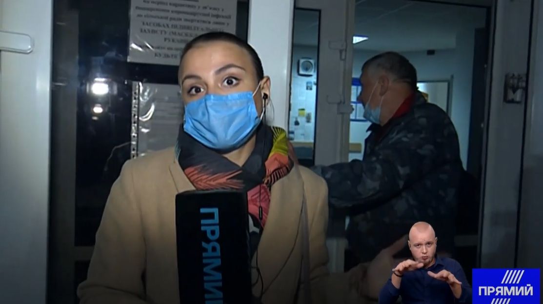 На Київщині на засідання ТВК не пускали журналістів Прямого, а Вікторію Сюмар виштовхали з приміщення