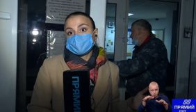 На Київщині на засідання ТВК не пускали журналістів Прямого, а Вікторію Сюмар виштовхали з приміщення