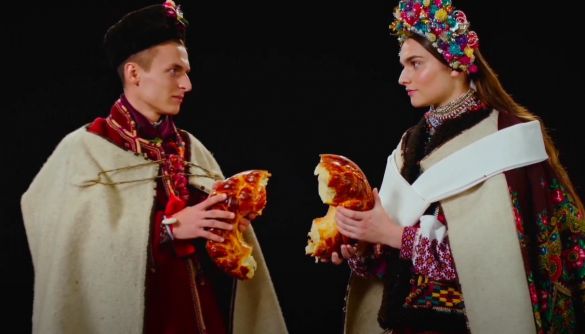 Фільми жовтня: уявні голоси продюсерів, відтворення українських весільних традицій та пошук борщу єдності