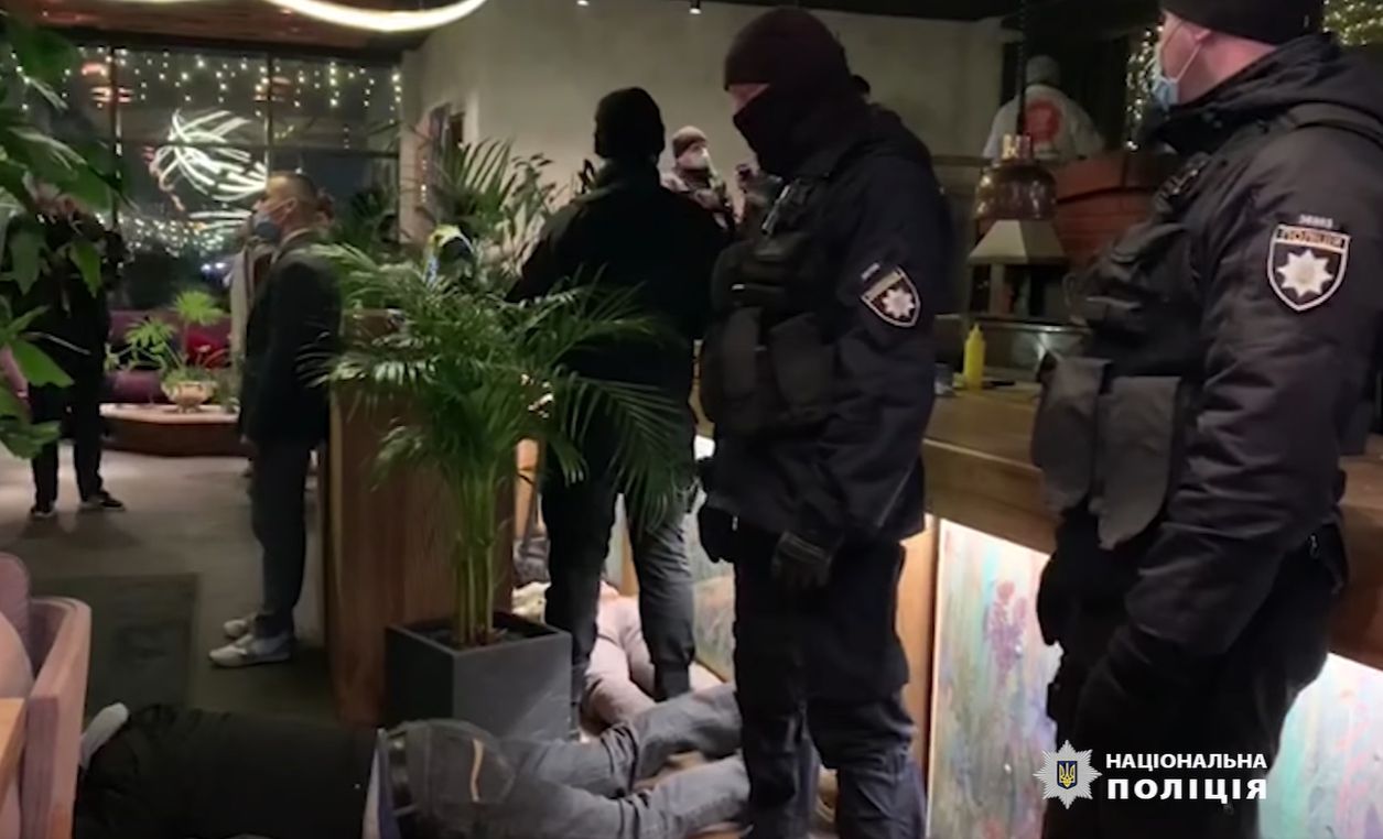 У Києві вдарили журналіста, який висвітлював діяльність ресторану під час карантину вихідного дня