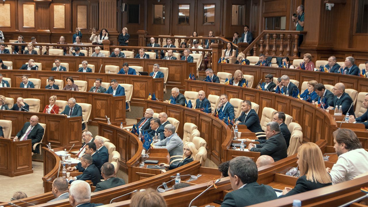 Парламент Молдови підтримав поправки, які можуть скасувати заборону телепропаганди РФ
