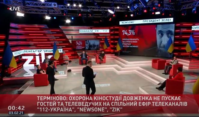 На «112 Україна» заявили, що павільйон, де відбувається прямий ефір, заблокували на вимогу міністра Ткаченка
