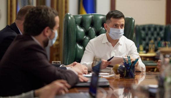 Зеленський зустрівся з керівниками провідних телеканалів щодо санкцій РНБО
