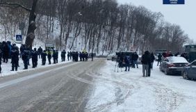 Біля центру &laquo;Парковий&raquo; зібралися противники та прихильники санкцій проти &laquo;каналів Медведчука&raquo;