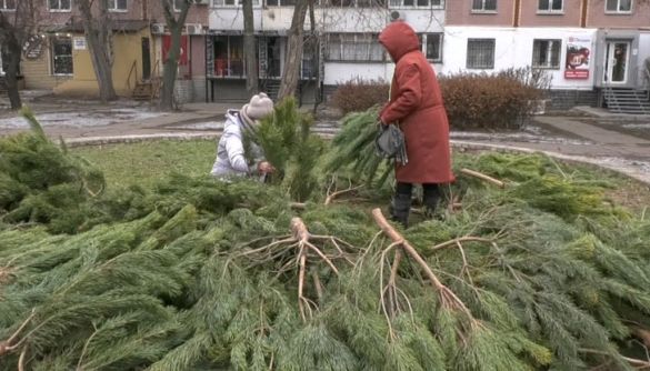 &laquo;МедіаЧек&raquo;: Сюжет дніпровського Суспільного про благодійну роздачу ялинок &mdash; підозрілий