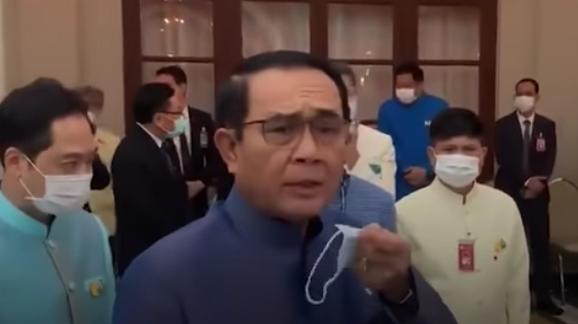 Прем’єр Таїланду розпилив антисептик на журналістів після питань про перестановки в уряді