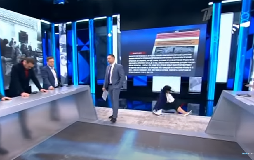 Російська пропагандистка зламала руку в ефірі ток-шоу про окупацію Криму (ВІДЕО)