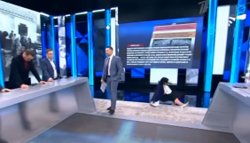 Російська пропагандистка зламала руку в ефірі ток-шоу про окупацію Криму (ВІДЕО)