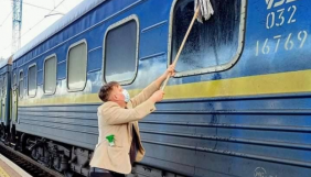 &laquo;Хотів показати дітям красу України&raquo;. Данський журналіст помив шваброю вікно потяга УЗ і викликав ажіотаж у соцмережі