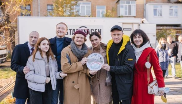 Канал «Україна» покаже прем’єру комедійного мінісеріалу «Врятувати маму»