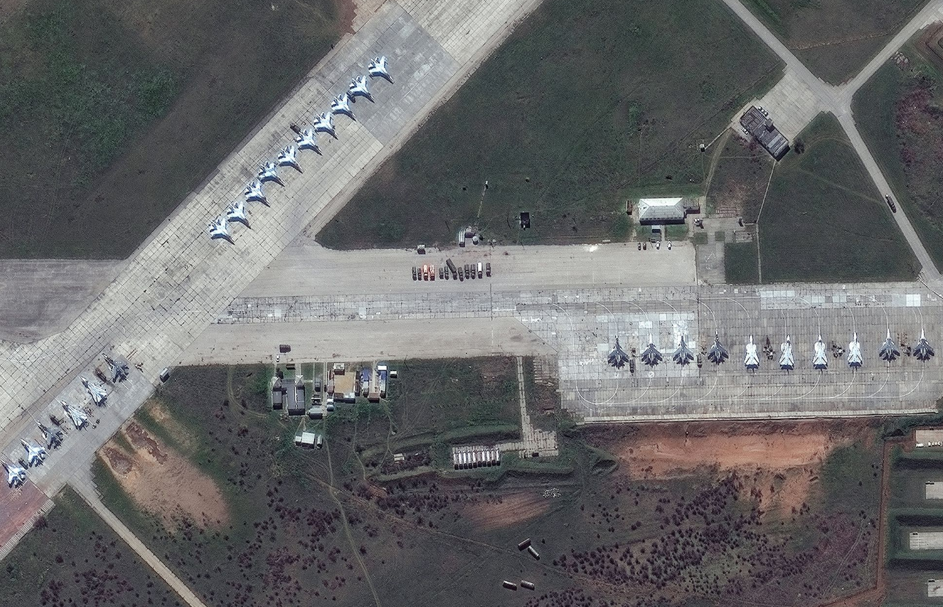 «Росія нарощує авіаційну міць». WSJ показала супутникові знімки російської бойової авіації у Криму (ФОТО)