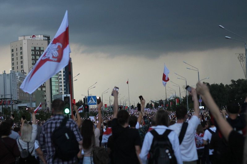 «Драконівські обмеження ЗМІ». Журналістам у Білорусі заборонять висвітлювати протести, стрім та бліцопитування