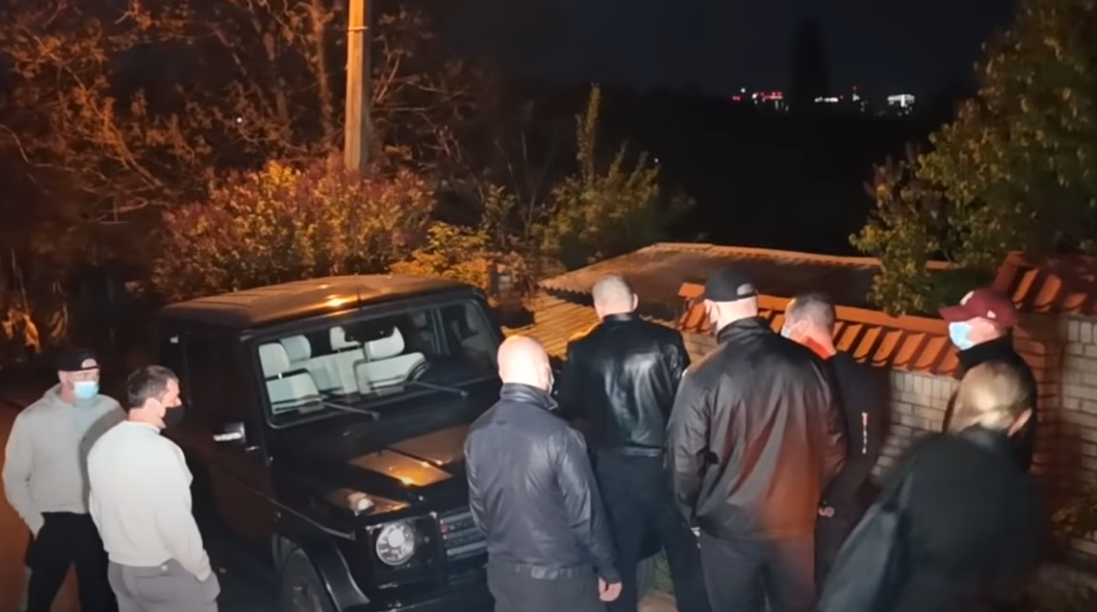 Охорона Медведчука завадила евакуації неправильно припаркованого Mercedes біля будинку політика (ВІДЕО)