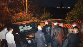 Охорона Медведчука завадила евакуації неправильно припаркованого Mercedes біля будинку політика (ВІДЕО)
