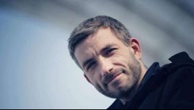 Фотокор «Букв» повідомив, що охоронець Медведчука тримав його ліктем під горло та не пускав до суду (ВІДЕО)