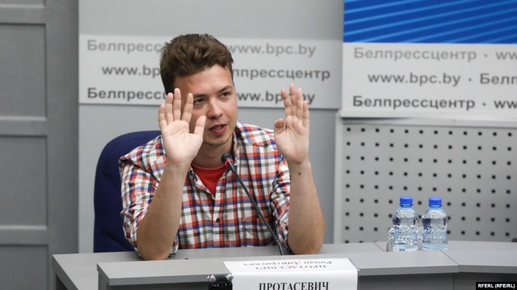Протасевич на брифінгу заявив, що почуває себе «добре» і його «ніхто не бив». Журналісти «Бі-бі-сі» покинули залу на знак протесту