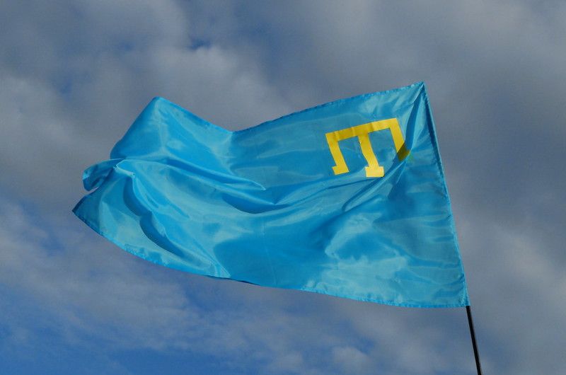 В Україні відзначають День кримськотатарського прапора. Що означає знак «тамга» жовтого кольору та блакитне тло