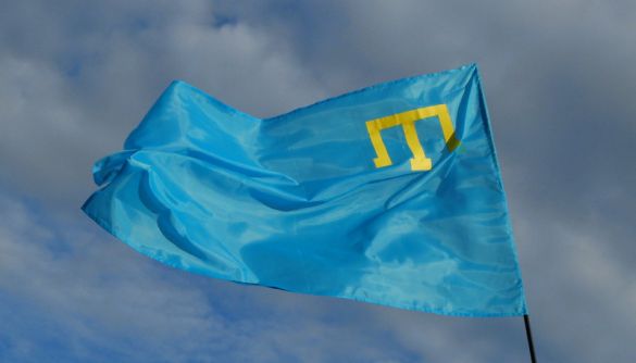 В Україні відзначають День кримськотатарського прапора. Що означає знак «тамга» жовтого кольору та блакитне тло