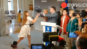 Брифінг &laquo;Слуг народу&raquo; в Раді зірвала невідома жінка, яка вдарила Потураєва (ВІДЕО)