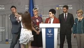 Комітет Ради позбавив акредитації Ірму Крат, яка вдарила нардепа Потураєва
