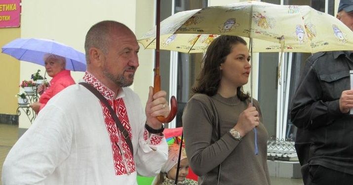Білоруського журналіста оштрафували через фото з «елементами свастики». Герой матеріалу був у сорочці, схожій на традиційний національний одяг (ВІДЕО)