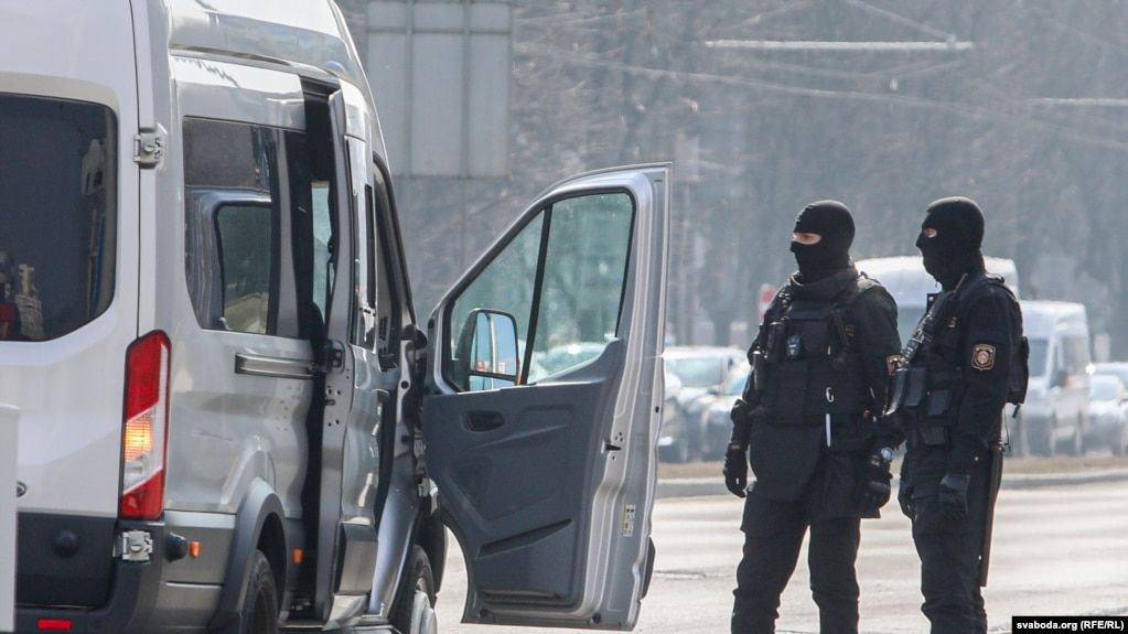 У Білорусі силовики прийшли з обшуками до журналістів у Мінську та Бресті
